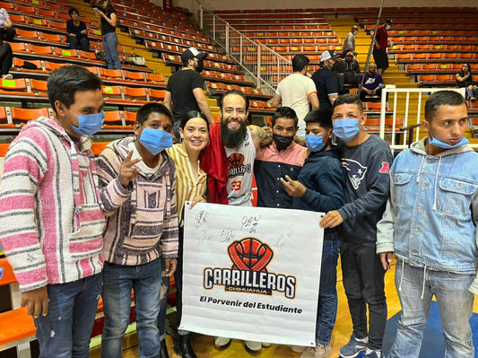 Casas Hogar disfrutan del básquetbol de los Carrilleros de Chihuahua